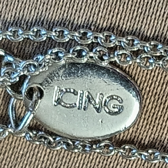 Icing Beautiful Elegant Silver Tone Necklace. - Picture 6 of 10